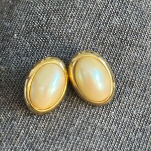 Vintage 80s/90s Richelieu oval gold & faux pearl clip on earrings